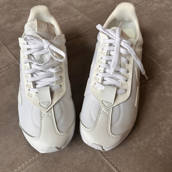 Nike White Cream Sneakers with Retro Design - Picture 5 of 7